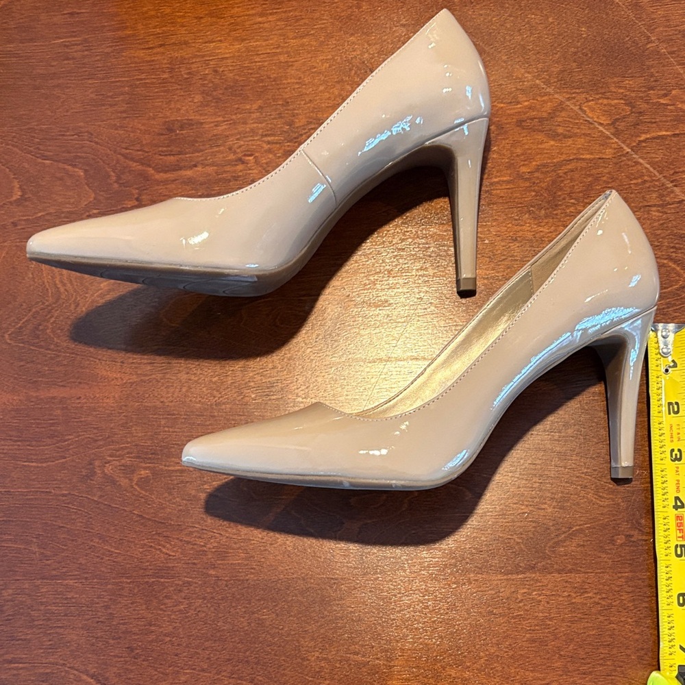 Bandolino Women's Elegant Beige Patent Leather Heels - Picture 2 of 6